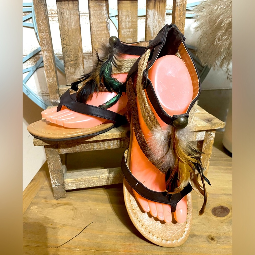 CITY CLASSIFIED THONG SANDAL FEATHERS BOHEMIAN BOHO 8-1/2 NEW! - Picture 4 of 7